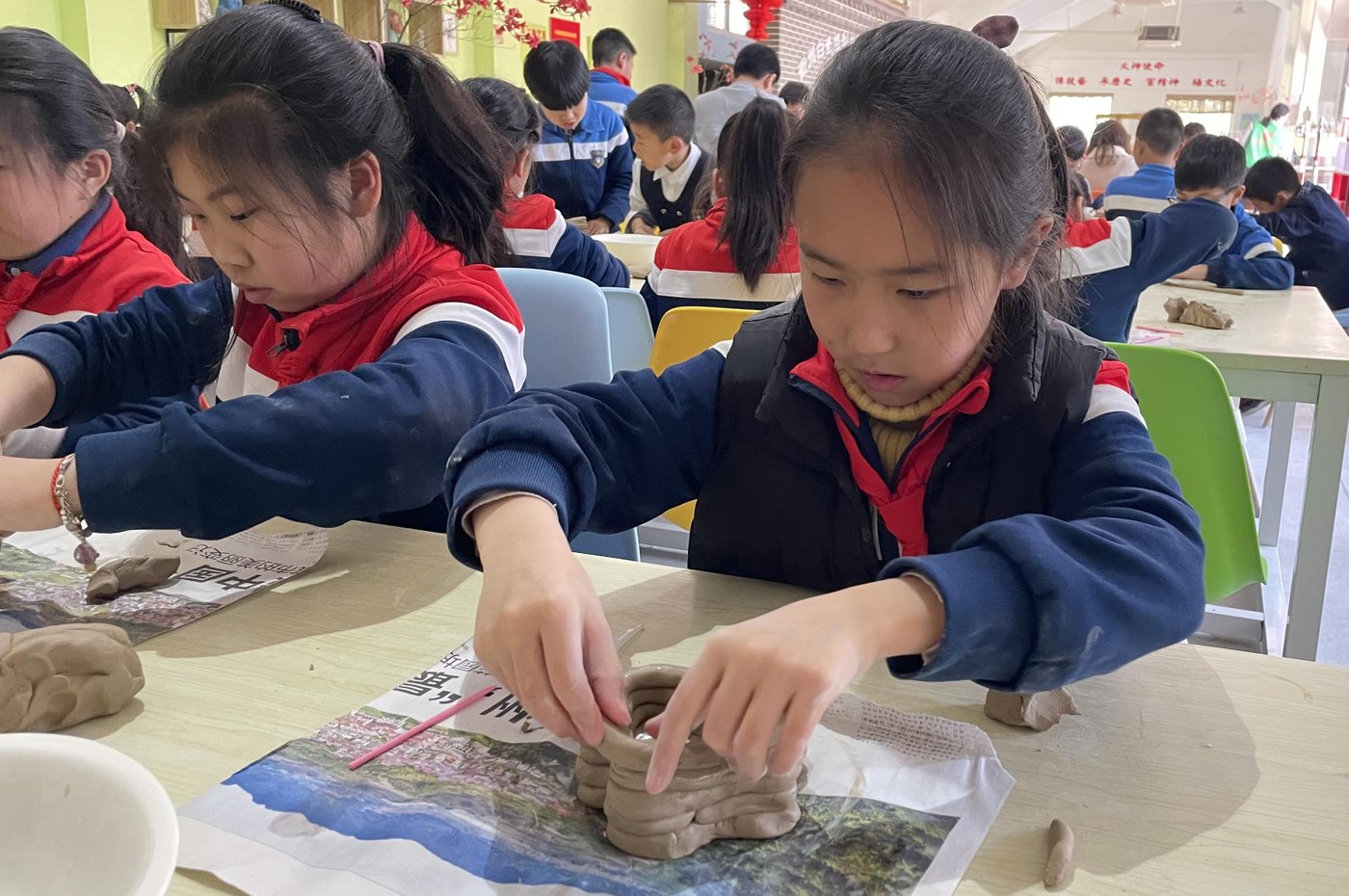 学生手工成型陶艺体验